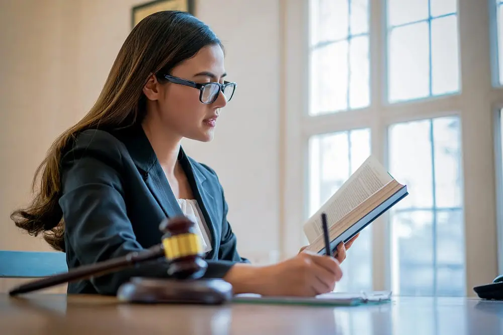 vrouw in rechtbank