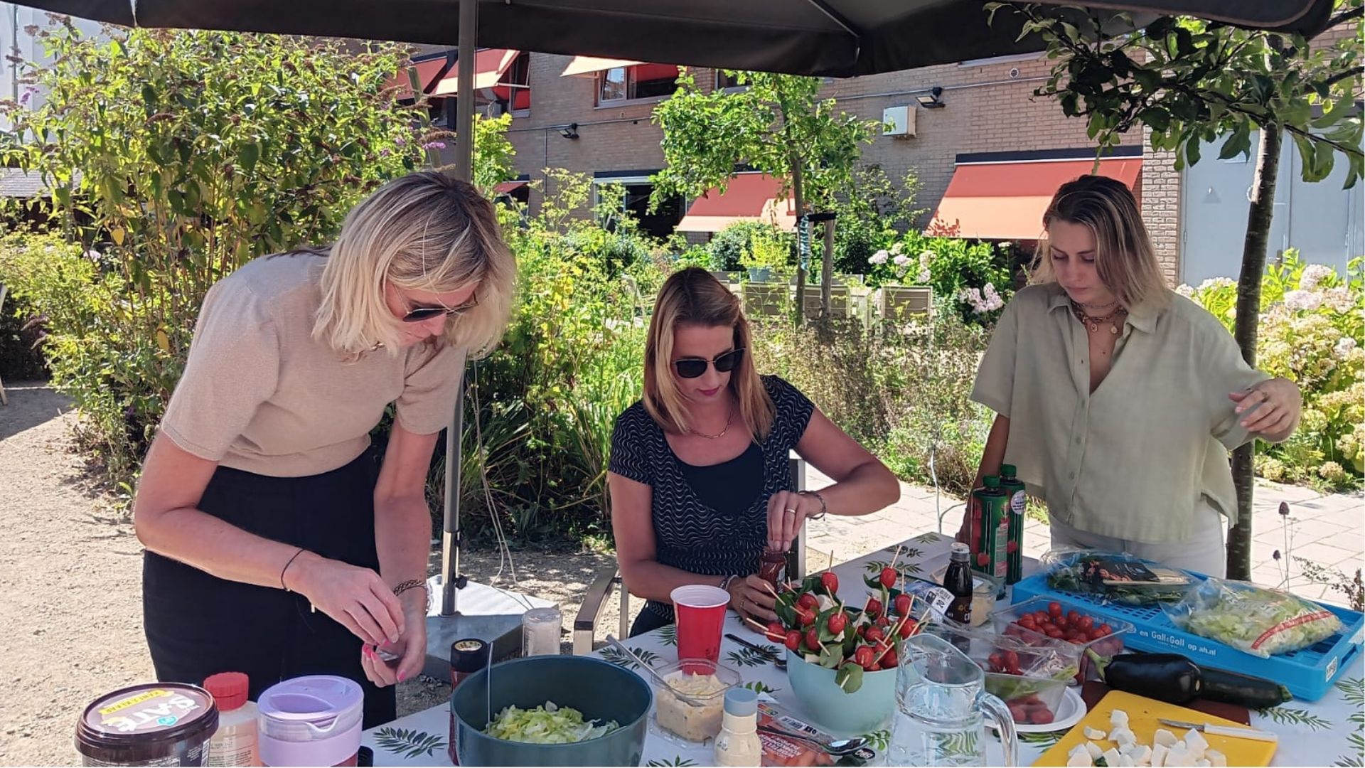 USG MarCom en NL Cares voor de zomer BBQ