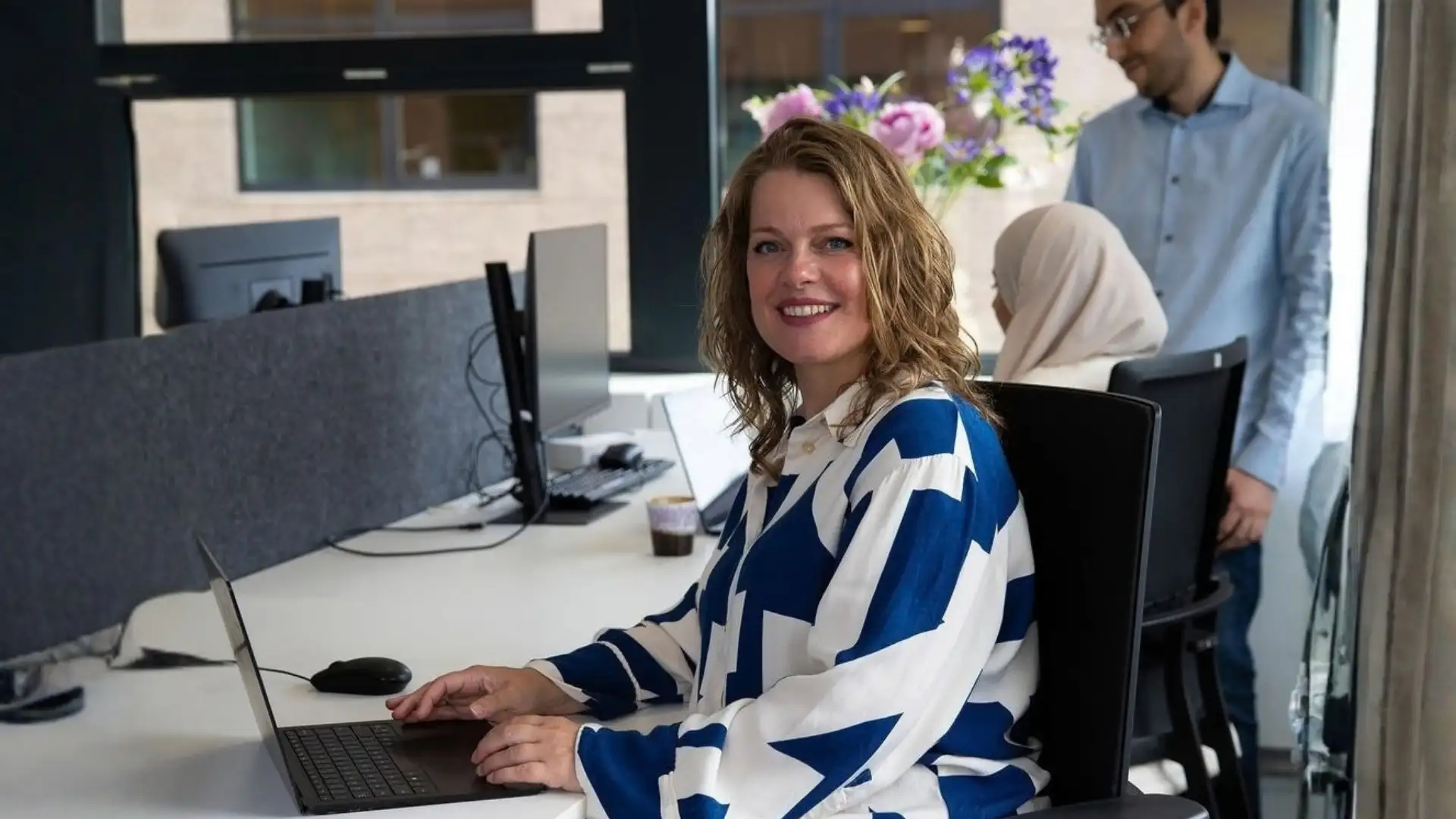 Maartje achter computer