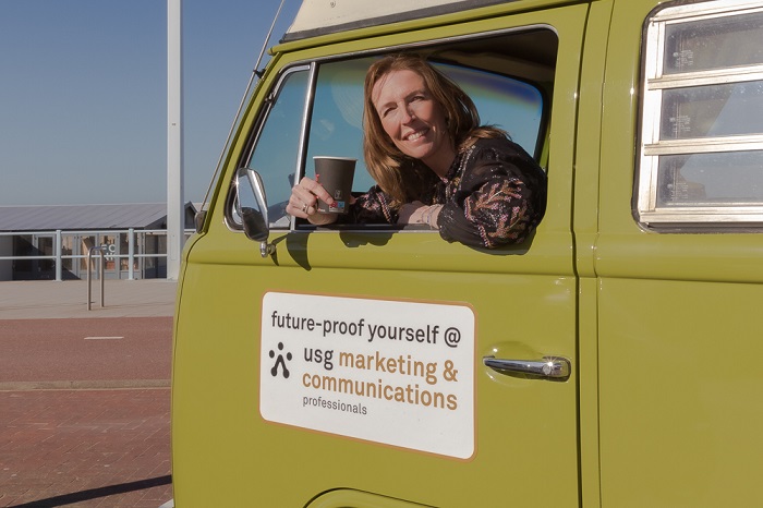 Yvonne Matze van USG MarCom in een groene bus