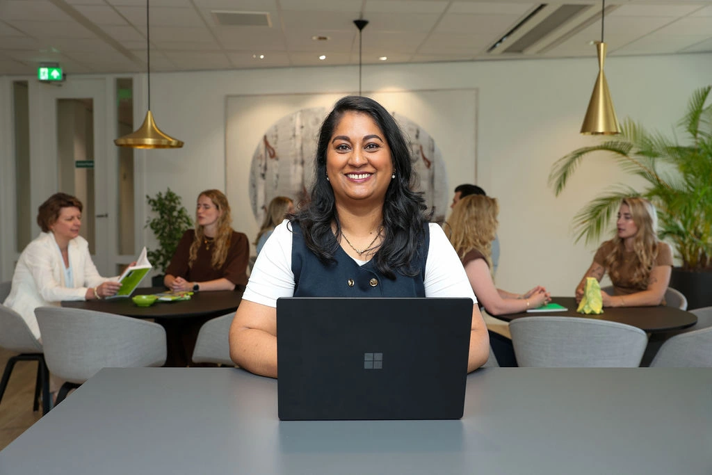 Vrouw achter laptop