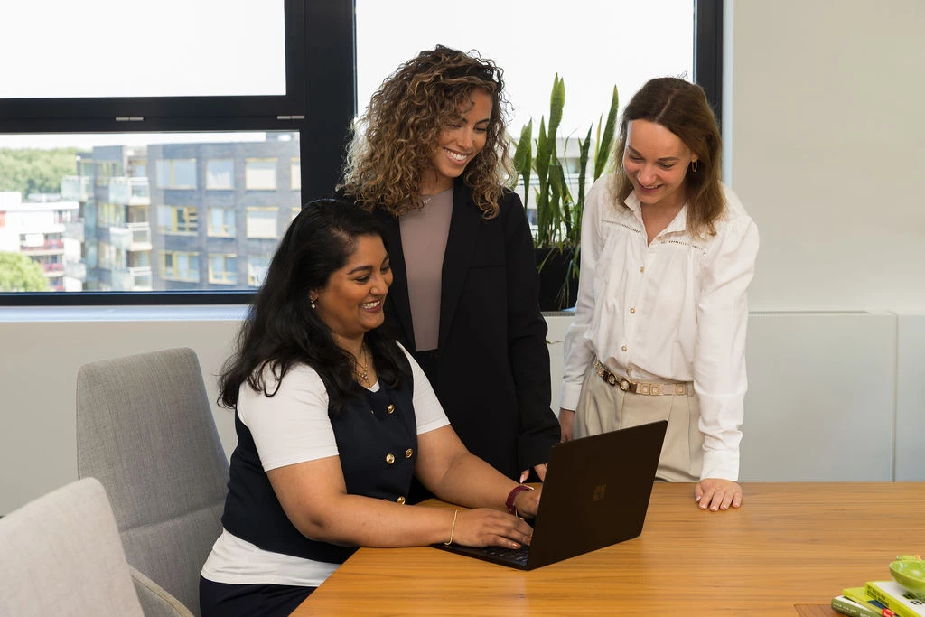 dames achter de laptop