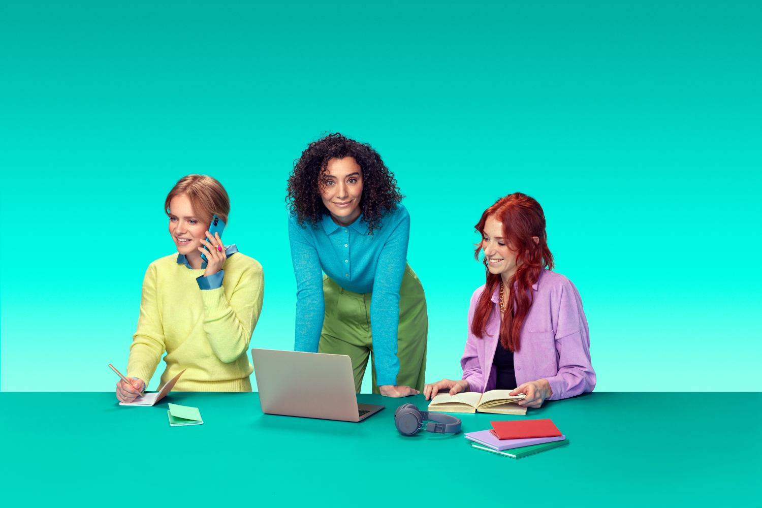 drie-vrouwen-adviseurs-header Drie vrouwen adviseurs werken achter laptop
