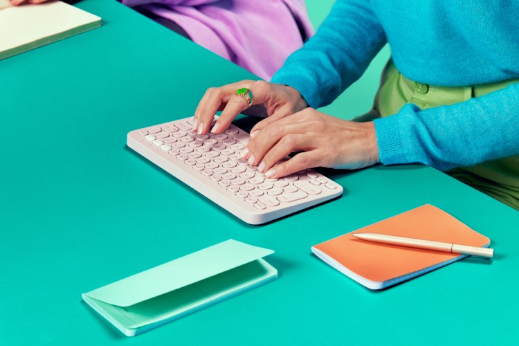 handen-vrouw-toetsenbord Handen van vrouw typen op toetsenbord