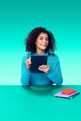 vrouw-achter-ipad Vrouw adviseur werkt achter ipad