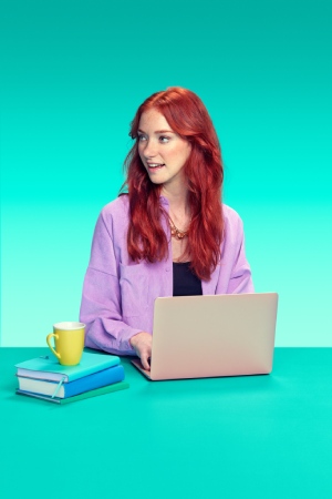 vrouw-achter-laptop-links Adviseur rood haar achter laptop