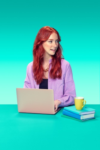 Vrouw rood haar achter laptop