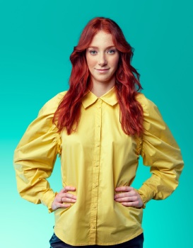 Vrouw met rood haar in geel overhemd
